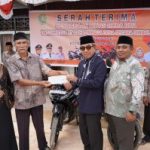 HUT ke 31 Desa Pulung Sari Kecamatan Rantau Pulung, Ardiansyah serahkan 17 Unit Motor Kepada Ketua RT