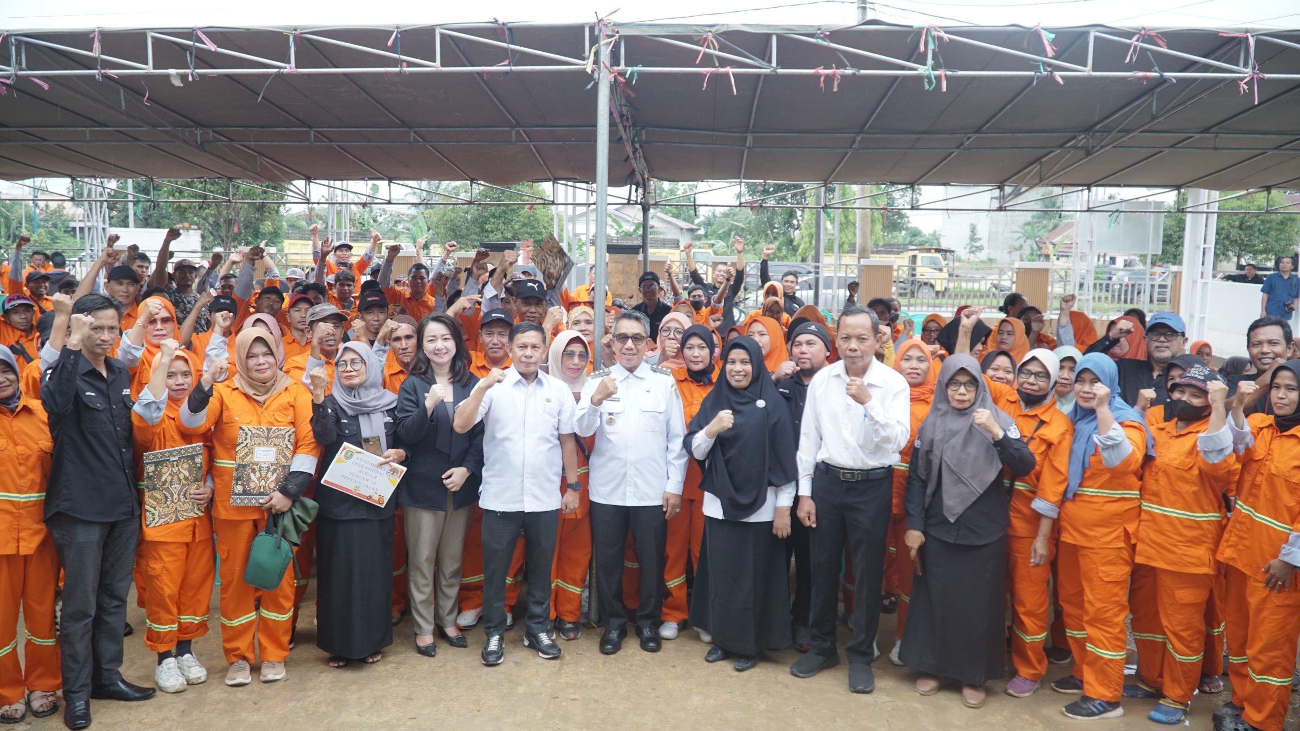 Dinilai Jaga Lingkungan Asri dan Bersih, Bupati kutim Berikan Tanda Apresiasi